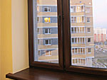 Остекление квартиры - окно с внутренним ламинатом и ламинированным подоконником