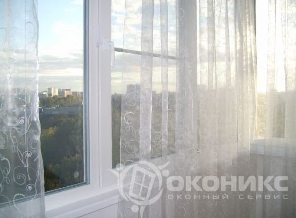 Пример установки пластикового окна с белой фурнитурой. Лёгкие шторы создают уютную атмосферу — работа компании «Оконикс».