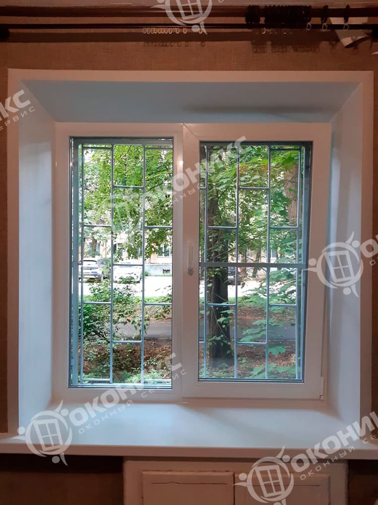 Двухстворчатое пластиковое окно с декоративной раскладкой, установленное в нише. Пример качественного остекления с сохранением эстетики интерьера.