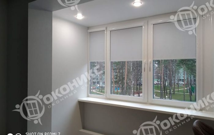 Современное остекление балкона/комнаты: трёхстворчатое окно с установленными рулонными шторами. Практичное решение для комфорта в доме от компании «Оконикс».