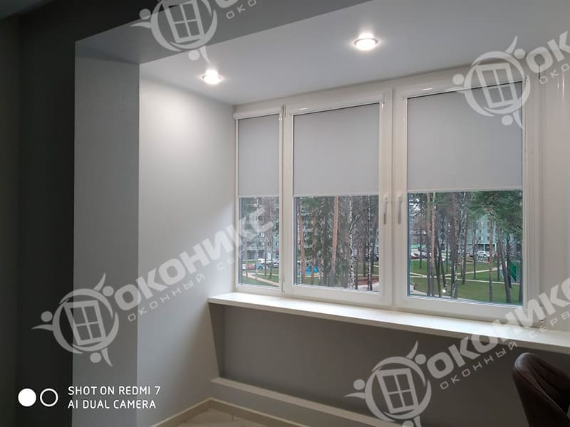 Современное остекление балкона/комнаты: трёхстворчатое окно с установленными рулонными шторами. Практичное решение для комфорта в доме от компании «Оконикс».