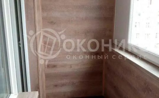 Остекление лоджии с крышей, отделка ламинатом