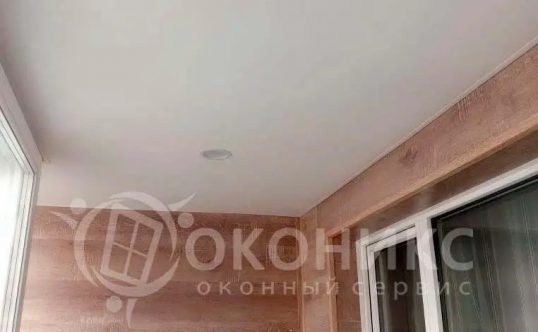 Остекление лоджии с крышей, отделка ламинатом