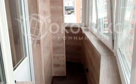 Остекление лоджии с крышей, отделка ламинатом