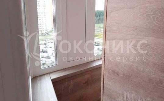 Остекление лоджии с крышей, отделка ламинатом