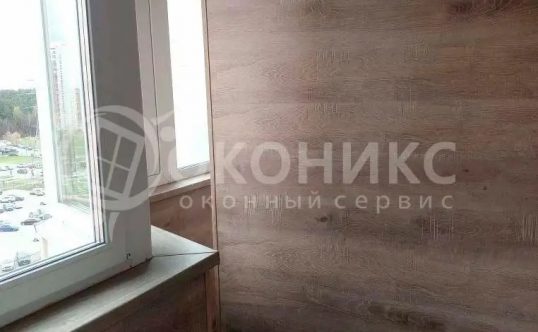 Остекление лоджии с крышей, отделка ламинатом
