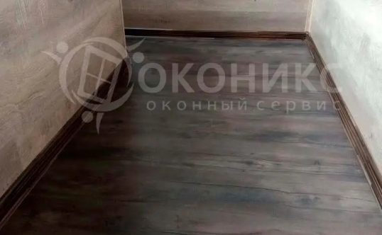 Остекление лоджии с крышей, отделка ламинатом